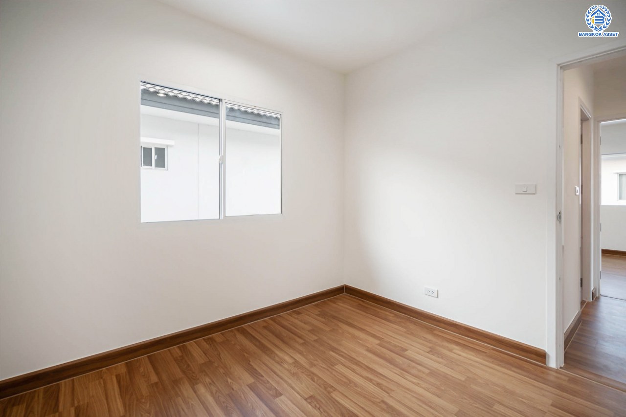 บ้านมือสองตกแต่งใหม่ โครงการ พฤกษาวิลเลจ30 เดอะซีซั่น แจ้งวัฒนะ-ราชพฤกษ์ ทำเลย่านปทุมธานี เนื้อที่ 50.7 ตร.ว. ฟังก์ชัน 3 ห้องนอน 2 ห้องน้ำ 1 ห้องอเนกประสงค์ จอดรถได้ 1 คัน เดินทางสะดวกสบายเข้า-ออกได้หลายเส้นทาง ใกล้เมืองทองธานี และจุดขึ้นทางด่วน "แจ้งวัฒนะ"